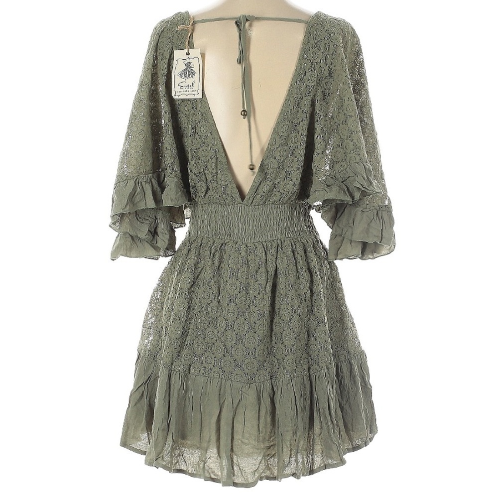 NWT EASEL Lace Detail V-Neck Tie Back Flowy Sleeve Romper Size Small - Picture 4 of 5